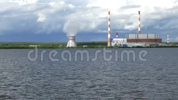 岸的发电厂视频的预览图