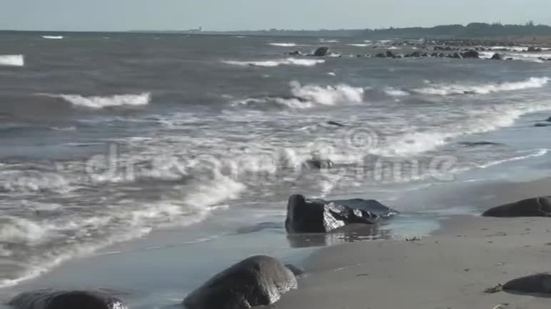 海浪滚滚上岸的海滩视频的预览图