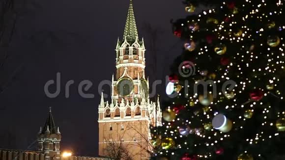 圣诞节新年装饰在莫斯科的夜晚俄罗斯斯巴达塔视频的预览图