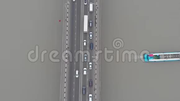 多车道长桥快速运动及交通堵塞视频的预览图