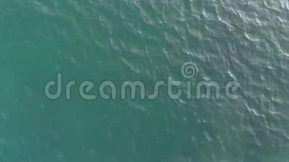 照相机在水面上盘旋从上往下看海浪海水荡漾空中观景这就是视频的预览图