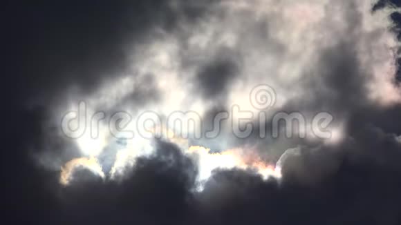 天空中的戏剧性风暴云云雨景视频的预览图