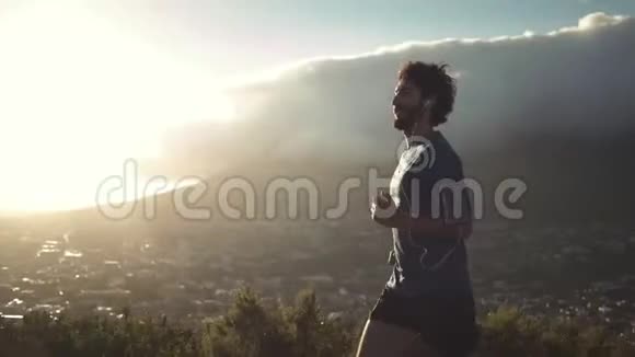 晨跑手向山谷山奔跑视频的预览图