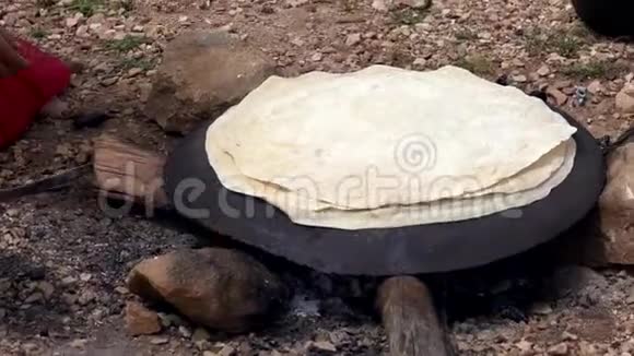 一名妇女推出传统的伊朗卡什卡伊扁平面包3在锅上烤面包视频的预览图