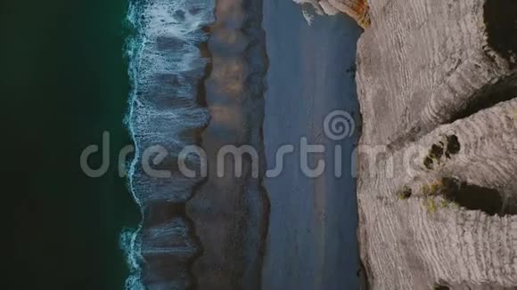 俯瞰诺曼底海岸著名的白色悬崖平静的蔚蓝海浪和雪花石膏岩石雄蜂正飞过视频的预览图