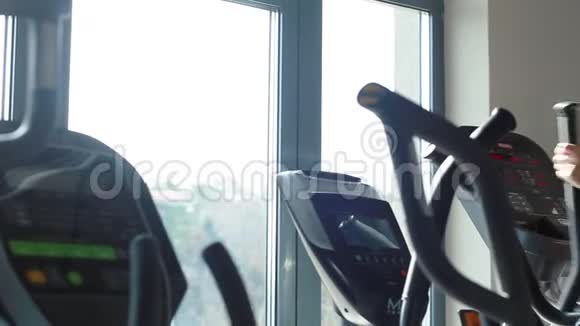 一对年纪较大的夫妇在健身房里做有氧运动视频的预览图