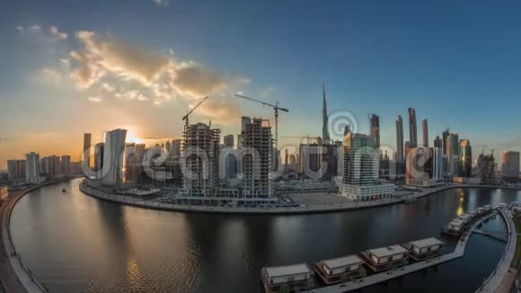 日落时分的迪拜市中心靠近河流空中时间视频的预览图