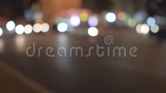 以快速车辆行驶的方式分散晚上街道道路视频的预览图