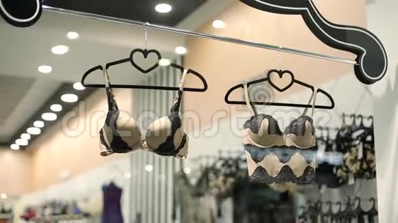 女性内衣商店橱窗在衣架上有胸罩优质女性内衣精品店不同的风格和模式视频的预览图