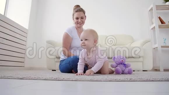 童年婴儿期和家庭观念妈妈在家玩她可爱的宝宝视频的预览图