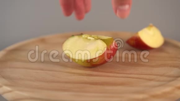 手拿半个熟透的红苹果把它咬回来视频的预览图