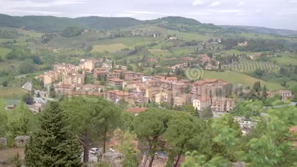 意大利托斯卡纳郊区的风景漂亮的低层建筑视频的预览图