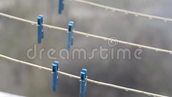 空晾衣绳上的晾衣夹视频的预览图