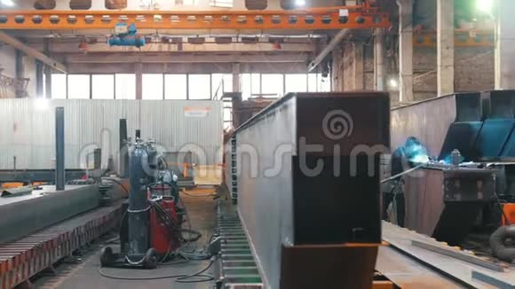 工厂领土上金属结构的平滑概述架中出现焊工视频的预览图