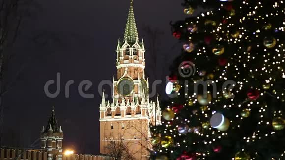 圣诞节新春佳节俄罗斯莫斯科夜景装饰斯帕斯卡亚塔视频的预览图