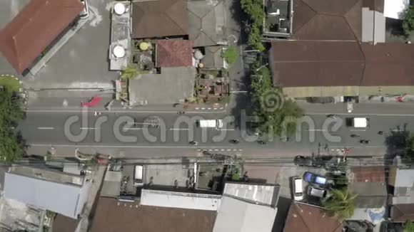 苍谷市巴厘岛4K无人机飞行中的汽车和自行车视频的预览图