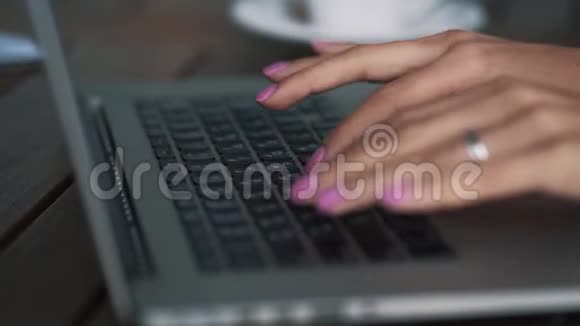 关闭女士手型笔记本电脑键盘慢动作视频的预览图