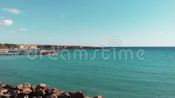 湛蓝清澈的海水鸟瞰美丽的海洋无人机射击岩石海岸塞浦路斯海岸线鸟瞰图珊瑚湾海滩视频的预览图