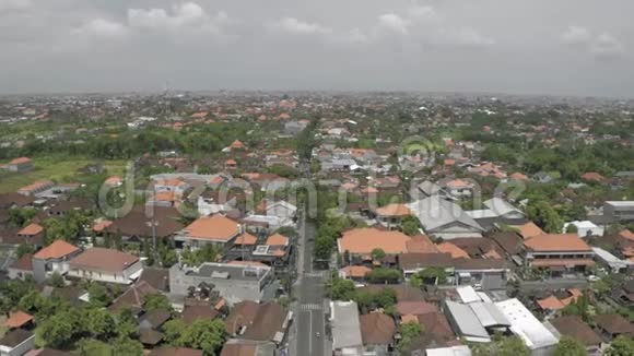 苍谷市巴厘岛4K无人机飞行中的汽车和自行车视频的预览图