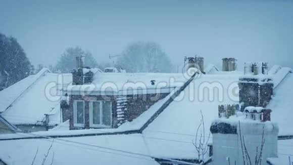 冬季降雪时屋顶被雪覆盖视频的预览图