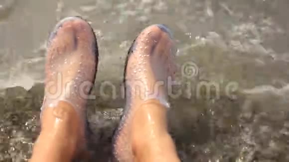 珊瑚拖鞋度假时护脚男士脚靠海视频的预览图