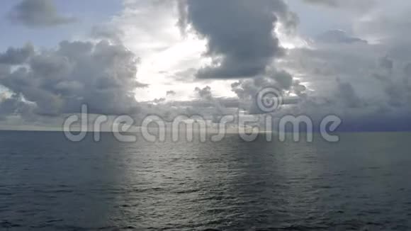 巴厘岛旁边的海浪和粘土视频的预览图