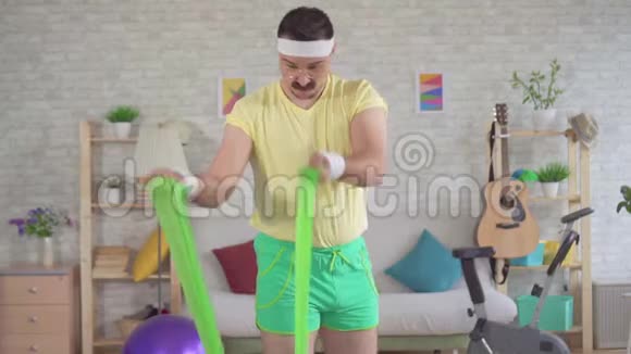 搞笑男失败者在家里用橡皮筋健身慢莫视频的预览图