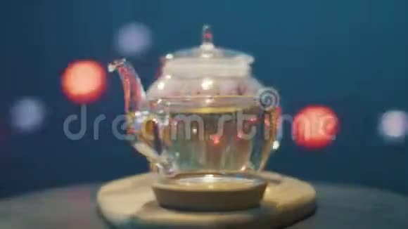 可爱的玻璃茶壶和杯子在桌子上积极旋转相机周围视频的预览图