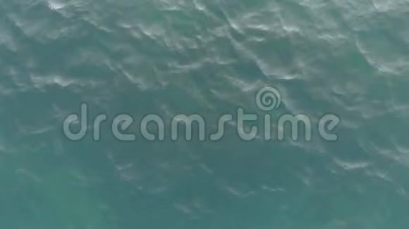 俯视海浪照相机在波浪上飞得很高海浪荡漾鸟瞰图背景视频的预览图