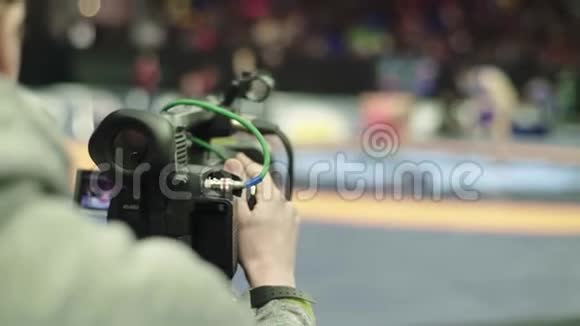 摔跤比赛中有摄像机的摄影师特写镜头视频的预览图