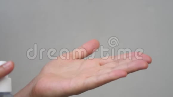 女性使用洗手液快关门防腐喷雾剂能防止病毒视频的预览图