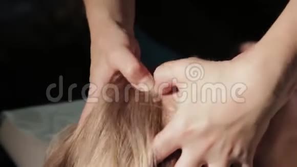金发女人在水疗中心做头部按摩东方医学概念泰式按摩视频的预览图