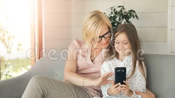 妈妈和女儿用电话视频的预览图