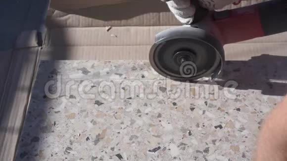 公寓和房屋的修缮和装修男人在露台上切瓷砖磨床视频的预览图