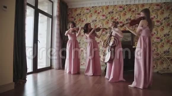 漂亮的女四重奏在房间里演奏弦乐器视频的预览图