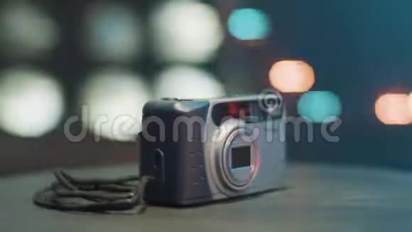 旋转相机正在桌子上显示旧的灰色半自动胶片照片相机视频的预览图