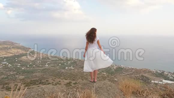 在观景台上观看海上全景的女人克里特岛视频的预览图
