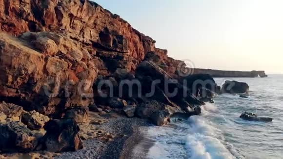 日落背景下的悬崖和蓝海海洋海岸野生自然概念视频的预览图