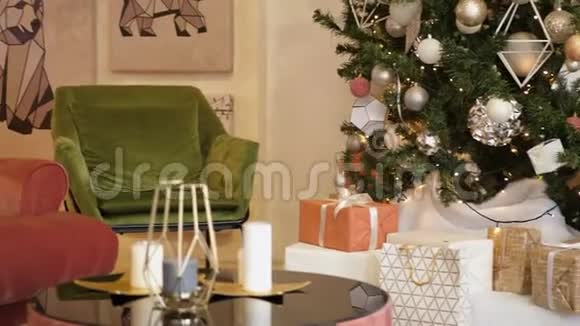 关闭圣诞礼盒和圣诞树圣诞节庆祝概念视频的预览图
