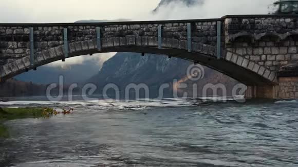 河水在秋天的季节流淌着贝娄石桥柱视频的预览图