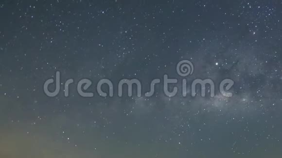 夜晚的星星银河系的运动日出前的橙色天空靠近大海的牧场泰国PhatthalungTalayNoi视频的预览图