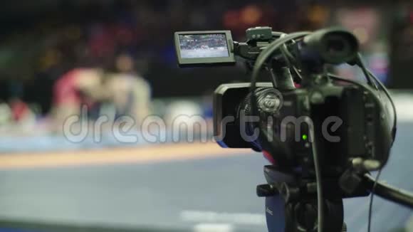 摔跤比赛中有摄像机的摄影师特写镜头视频的预览图