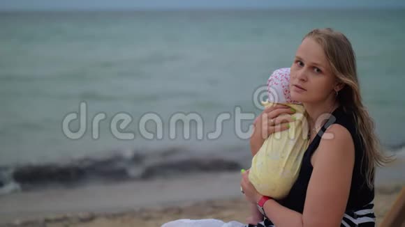 悲伤的妈妈带着孩子在海边视频的预览图
