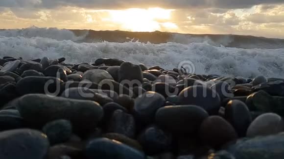 斯洛莫夏日多云的黑海卵石风暴海岸视频的预览图