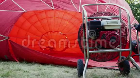 气球是用工业风扇充气的气球机组人员准备飞行视频的预览图