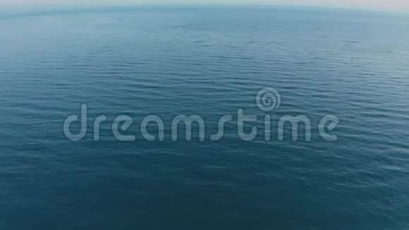 深蓝色海水和表面的俯视图空中无人驾驶飞机在海面上射击视频的预览图
