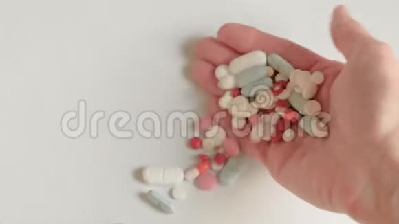 手拿药丸的女人药的概念视频的预览图