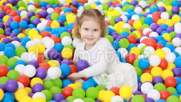 快乐的小女孩拍手用五彩气球在操场上玩耍掌声视频的预览图