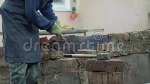铁匠工作金属工匠村里私人铁匠铺的高地人在铁匠烧木头视频的预览图