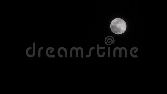 黑暗天空中的满月视频的预览图